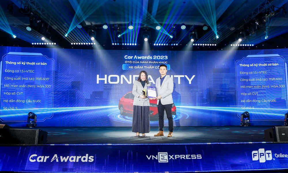 Ông Phạm Đức Huy – Trưởng Ban tổ chức trao Giải “Ô tô của năm” hạng mục xe gầm thấp cỡ B cho đại diện Công ty Honda Việt Nam – Bà Đỗ Thu Hoàng – Phó TGĐ Thứ Nhất